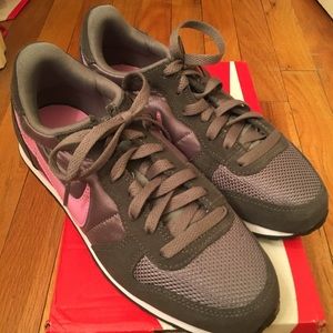 Women’s Nike Genicco Sneakers NIB